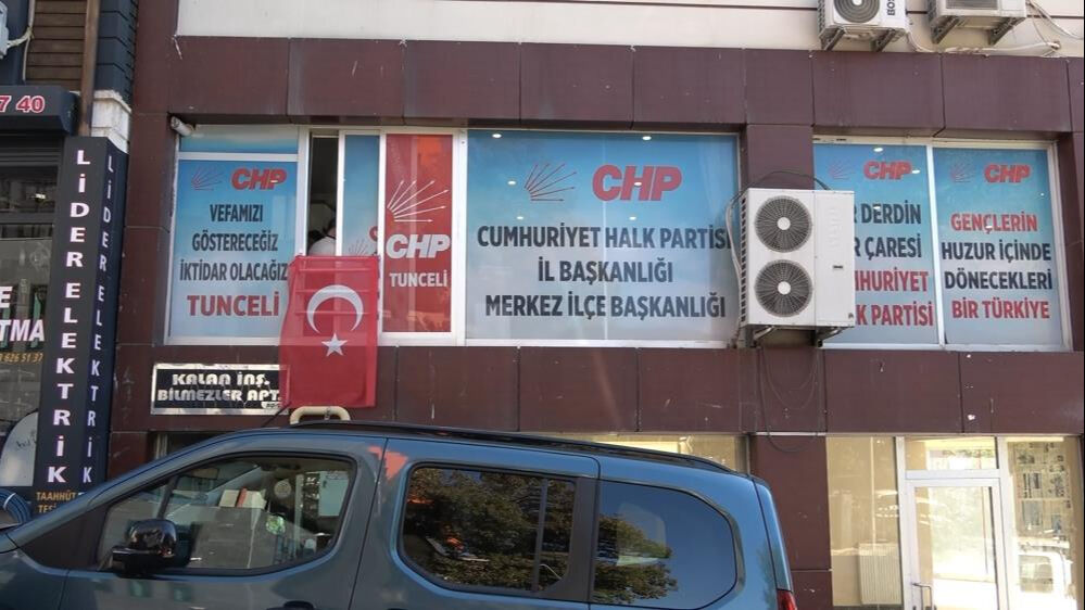 Tunceli'de demokrasi isyanı! CHP'li il başkanı ve yönetim kendilerini binaya kilitledi - 1. Resim