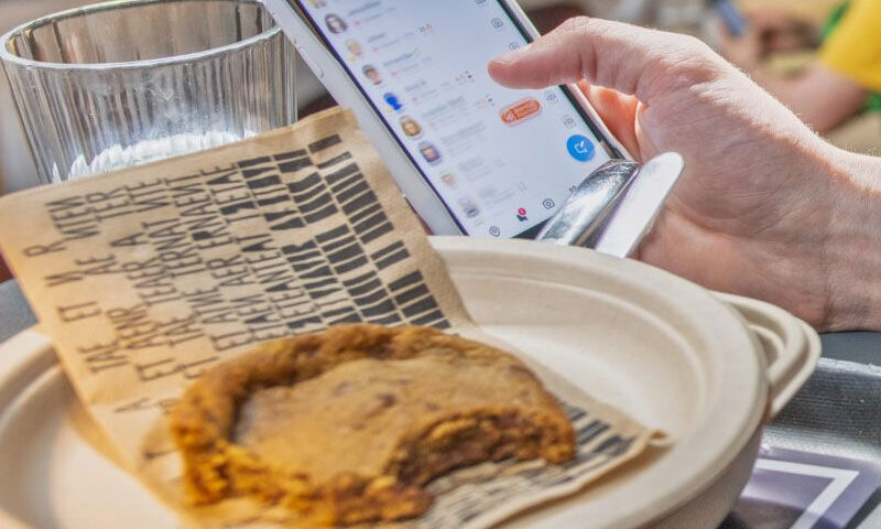 Uygulamadaki açığı buldu, iki yıl bedava yemek siparişi verdi - 1. Resim