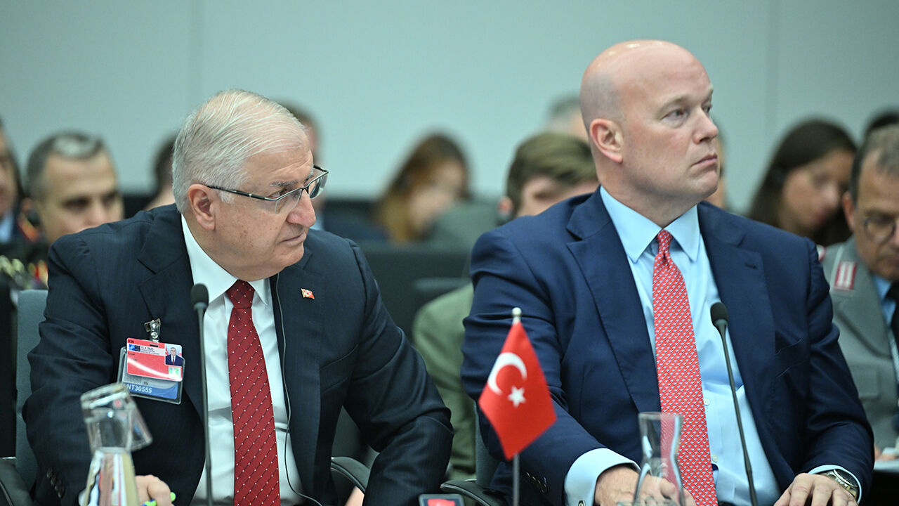 32 üye ülkenin savunma bakanları Brüksel'de toplandı: NATO'da gündem Putin'i durdurmak NATO toplantısına katılan Millî Savunma Bakanı Güler, ikili görüşmeler yaptı. Güler, İngiliz mevkidaşı John Healy ile bir araya geldi.