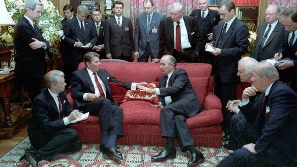 61 yıllık gizem çözülüyor! Rusya, Kennedy suikastına ilişkin gizli belgelerini yayınladı ABD Başkanı Ronald Reagan ve Sovyet lider Mihail Gorbaçov'un 1985 yılında Cenevre'de bir araya gelmesi ilişkilerin çözülmesine yol açtı