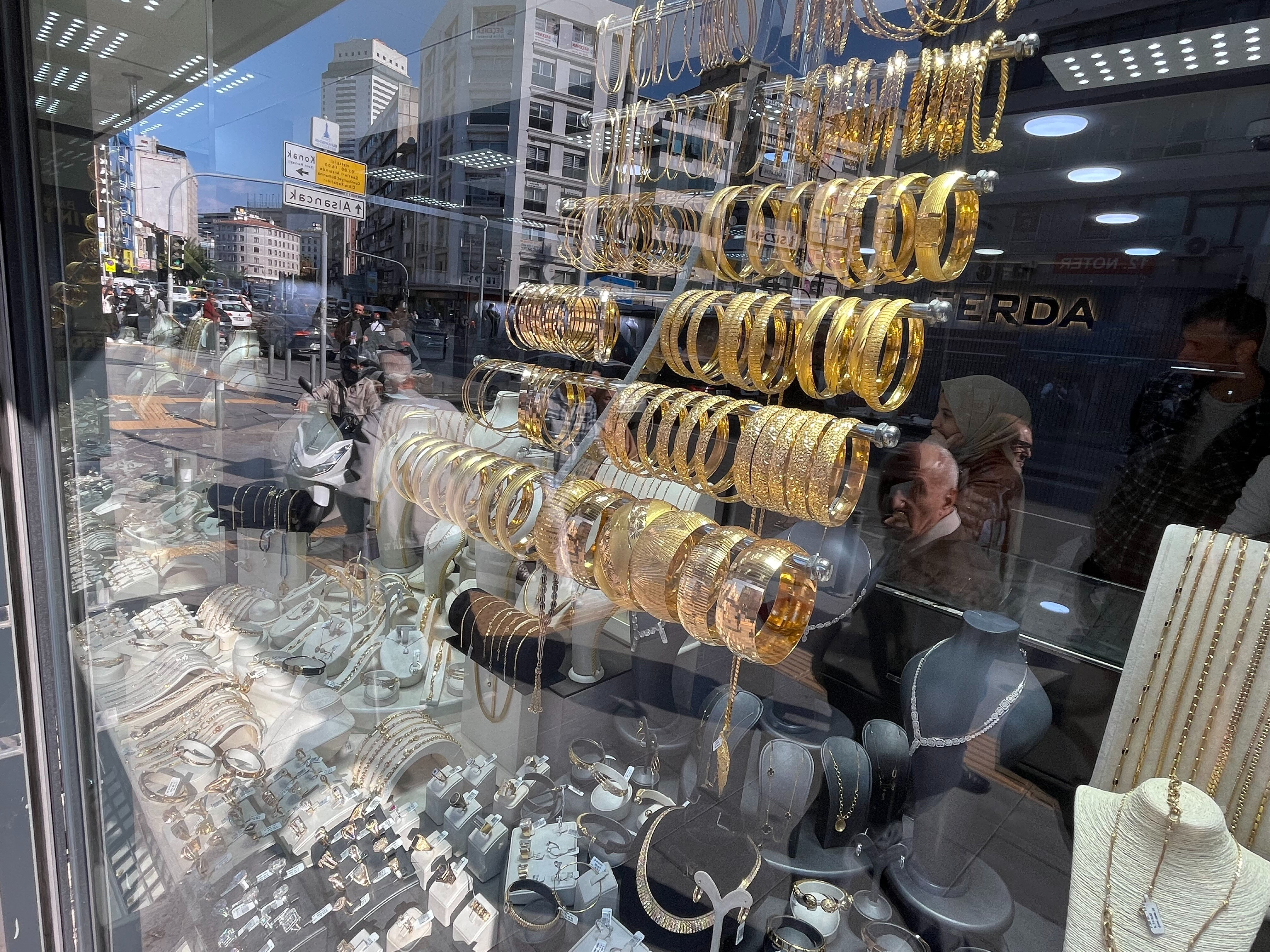 Altın yükseliş durmuyor, gümüş takılar rağbet görüyor! 8 ayda yüzde 65 kazandırdı - 1. Resim