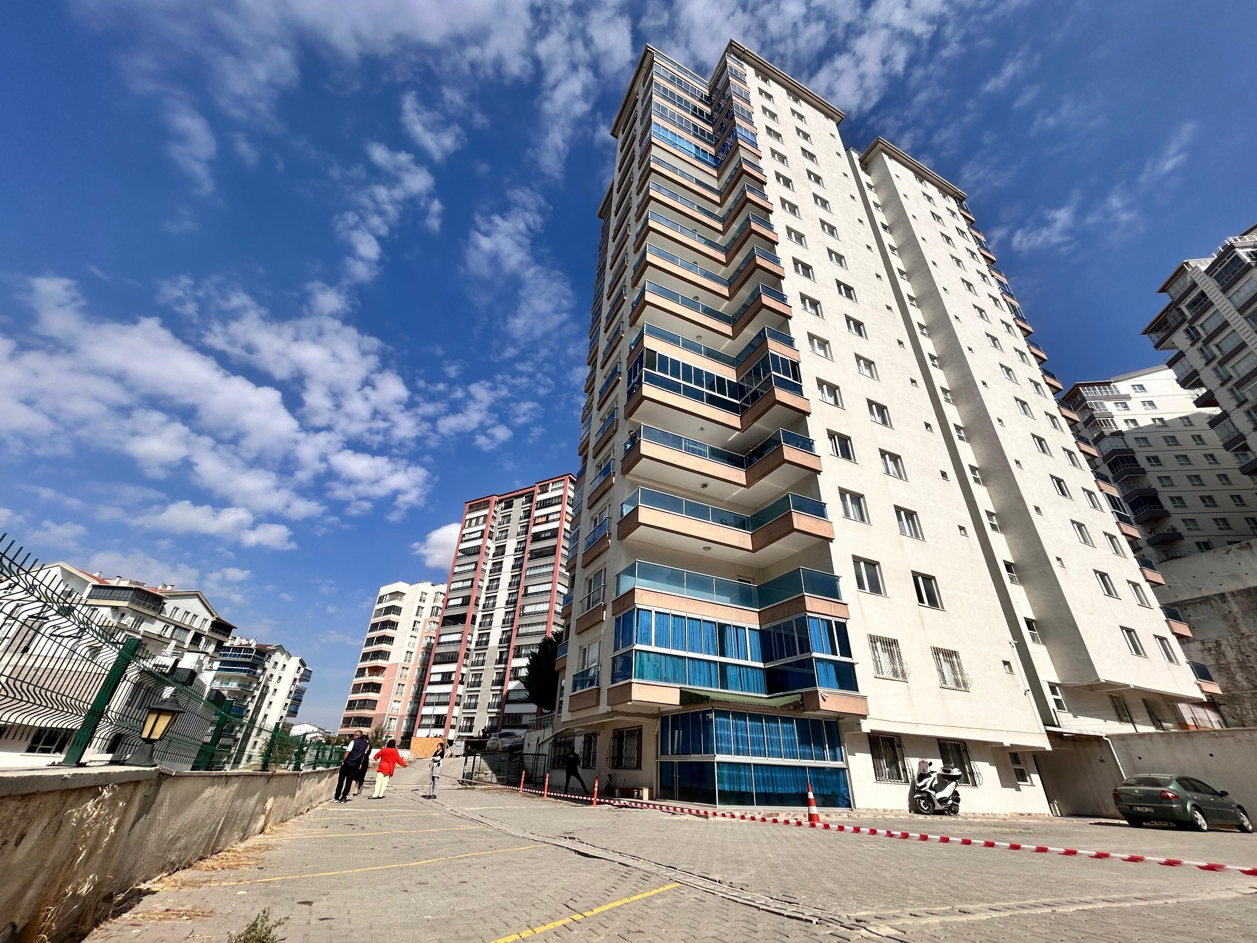 Ankara'da büyük panik! Zemin kaydı, 17 katlı bina boşaltıldı - 2. Resim