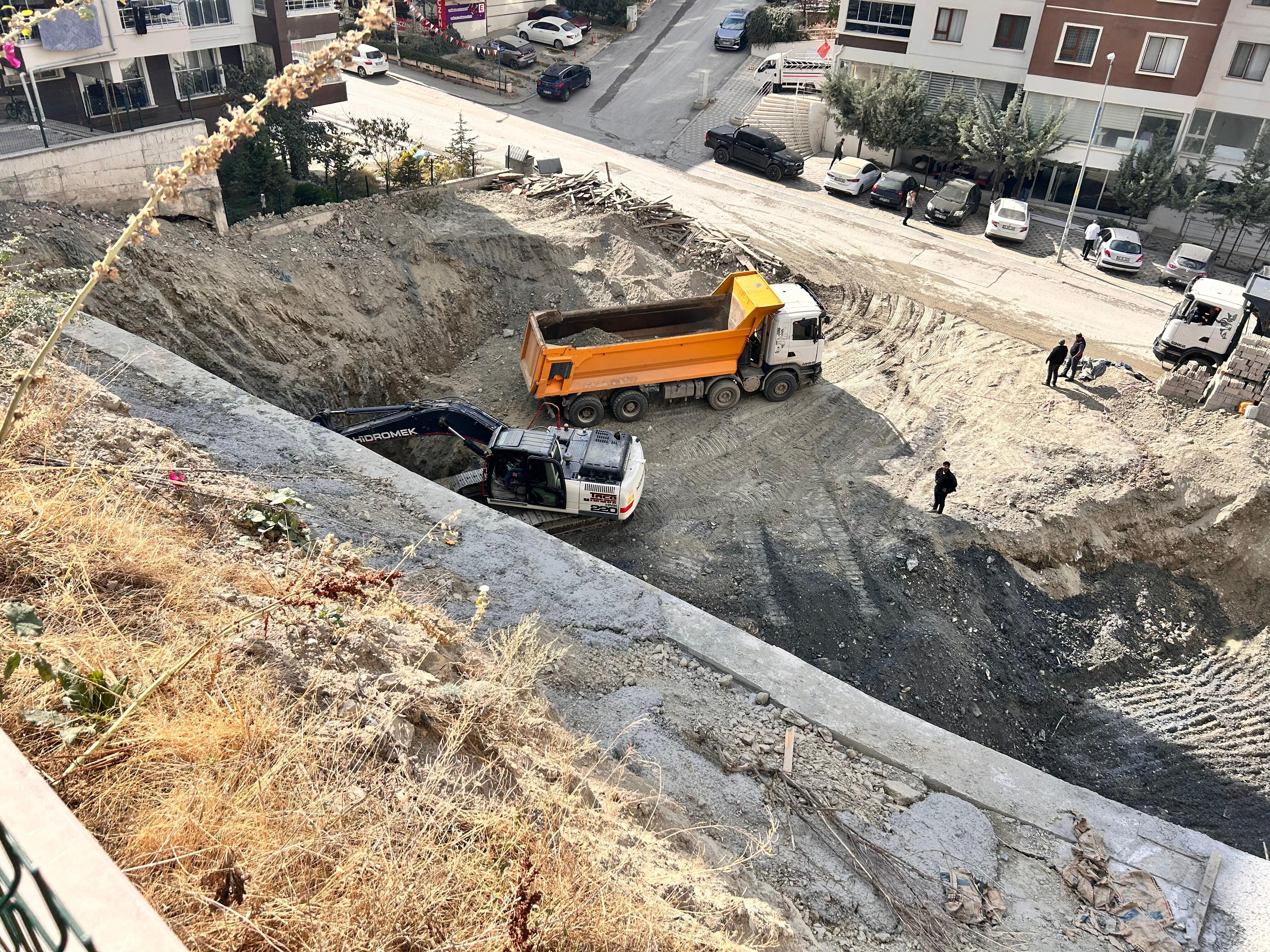 Ankara'da büyük panik! Zemin kaydı, 17 katlı bina boşaltıldı - 1. Resim