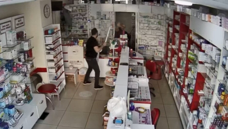 Eczanede muadil ilaç dehşeti! Eczacı kalfasının başını yardı Eczanede muadil ilaç dehşeti! Eczacı kalfasının başını yardı - 1. Resim