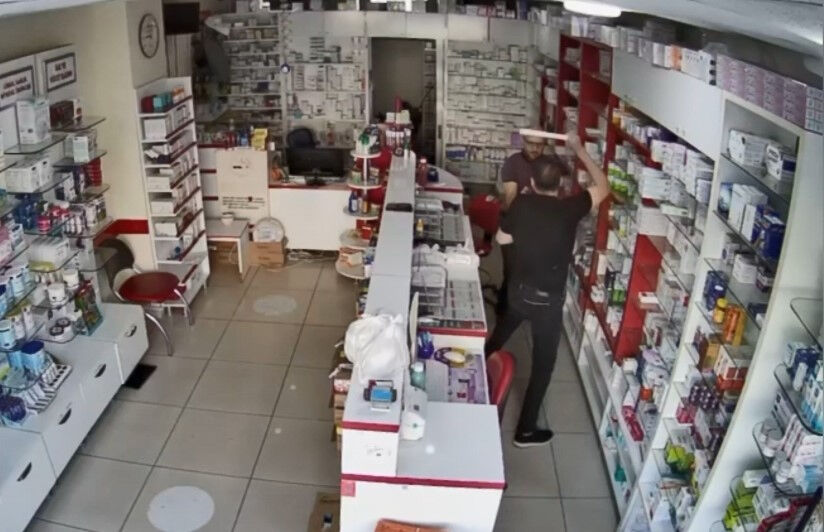 Eczanede muadil ilaç dehşeti! Eczacı kalfasının başını yardı Eczanede muadil ilaç dehşeti! Eczacı kalfasının başını yardı - 2. Resim