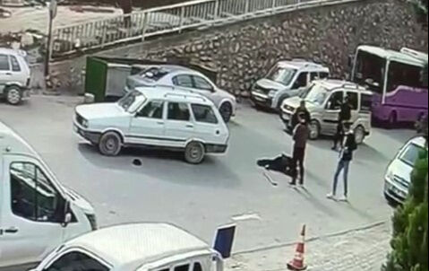 Geri manevra yapan araç, yaşlı adama çarptı! - 1. Resim