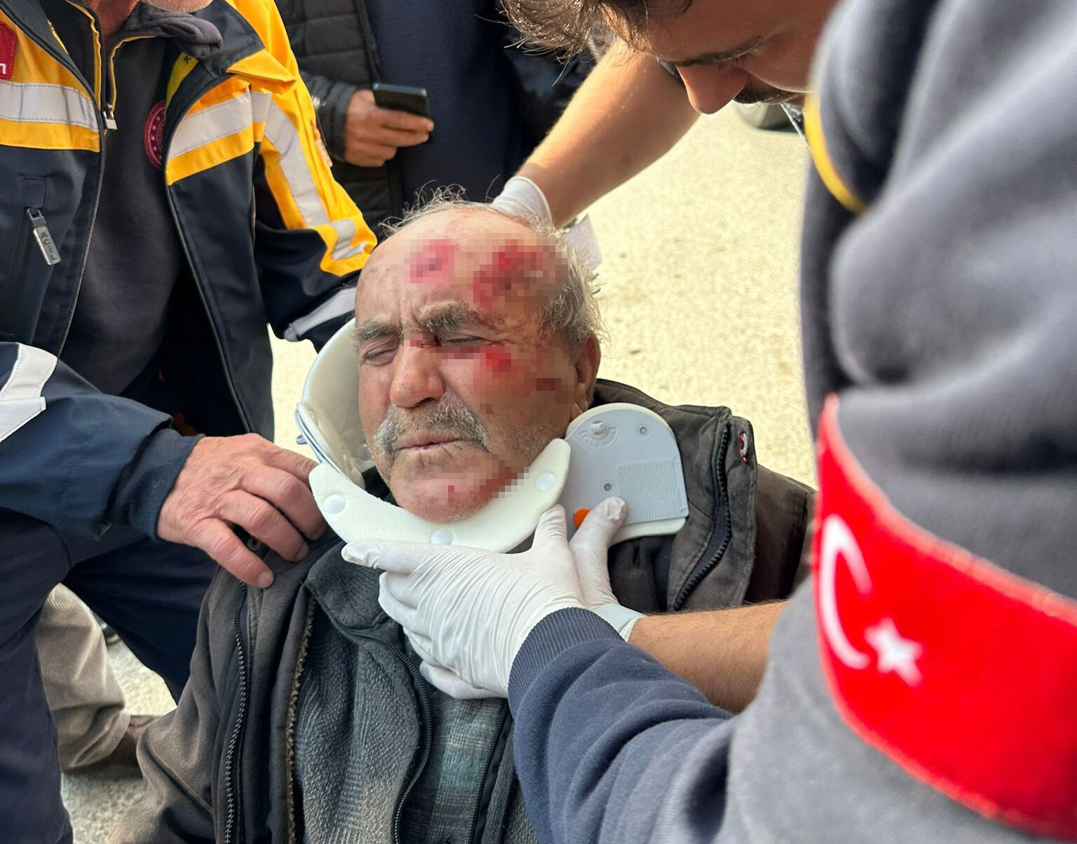 Geri manevra yapan araç, yaşlı adama çarptı! - 2. Resim