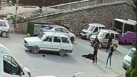 Geri manevra yapan araç, yaşlı adama çarptı! - 3. Resim