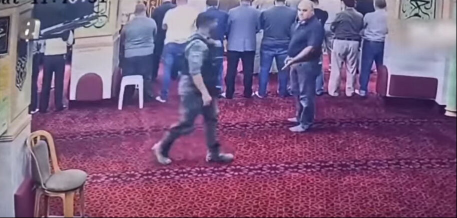 İsrail askerlerinden camide tahrik! Postallı alçaklık  - 1. Resim