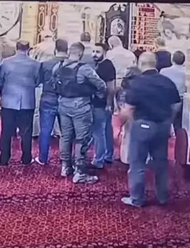 İsrail askerlerinden camide tahrik! Postallı alçaklık  - 2. Resim