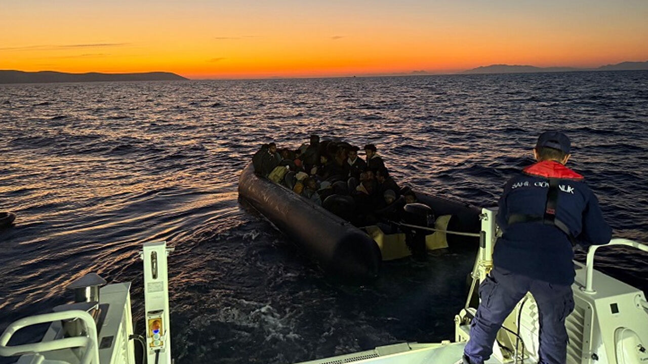 İzmir açıklarında 100'den fazla göçmen kurtarıldı! - 1. Resim