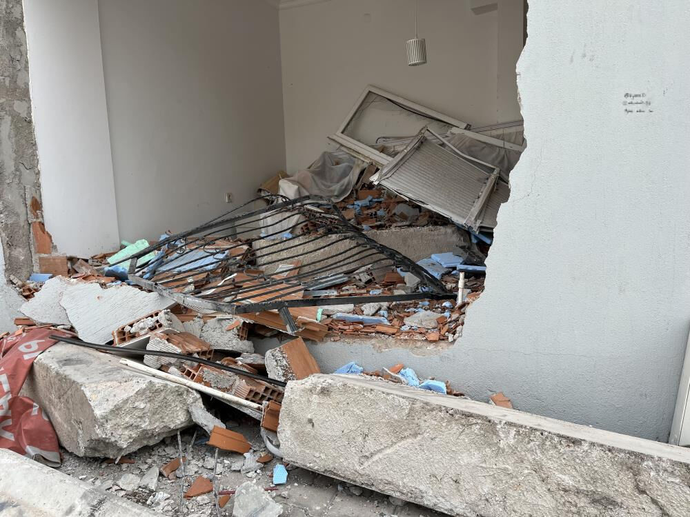 İzmir'de yürekler ağza geldi! Freni boşalan kamyon duvarı yıkıp eve girdi - 3. Resim