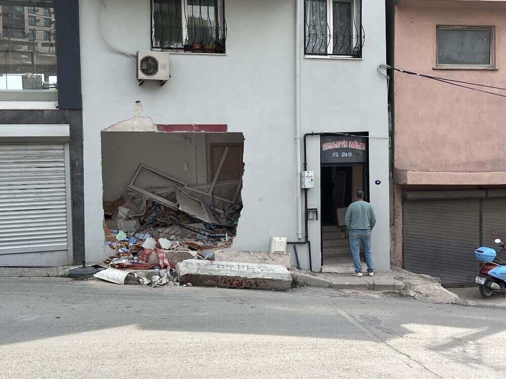 İzmir'de yürekler ağza geldi! Freni boşalan kamyon duvarı yıkıp eve girdi - 1. Resim