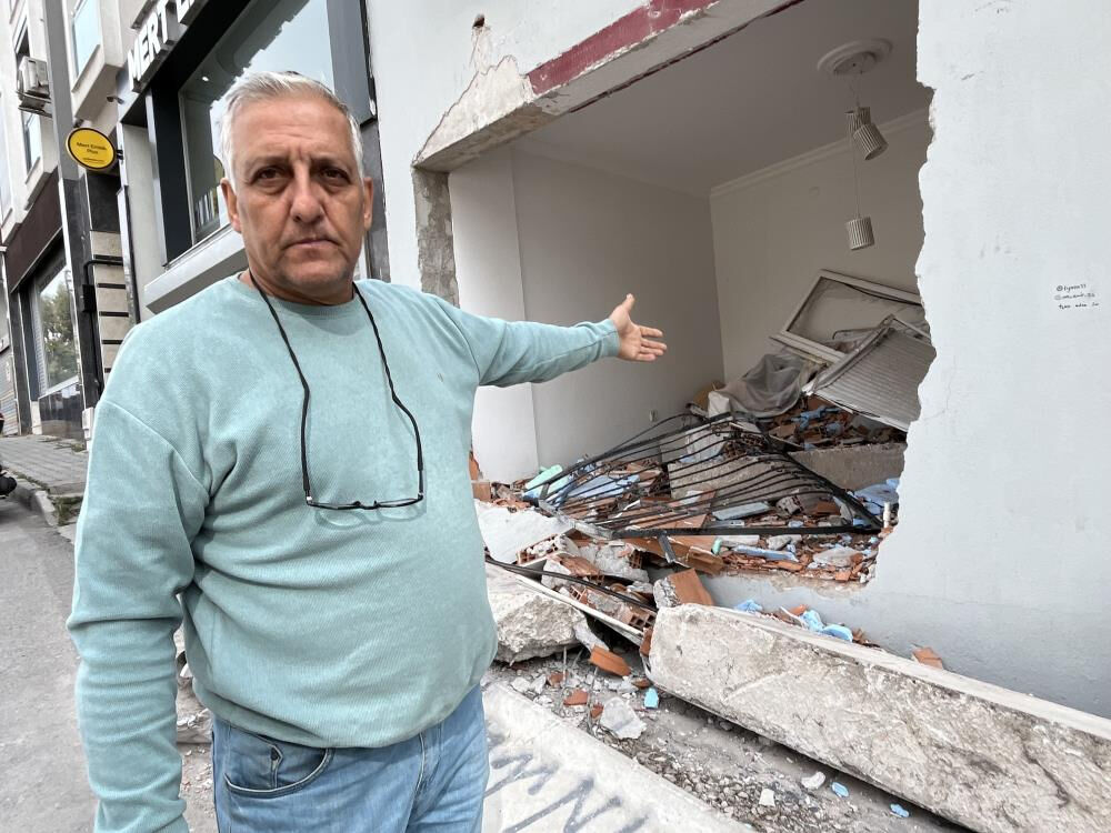 İzmir'de yürekler ağza geldi! Freni boşalan kamyon duvarı yıkıp eve girdi - 2. Resim