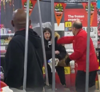 Londra'da markette dehşet anları! Kadın müşteriye kırbaçla saldırdı - 1. Resim