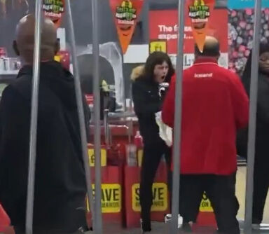 Londra'da markette dehşet anları! Kadın müşteriye kırbaçla saldırdı - 2. Resim