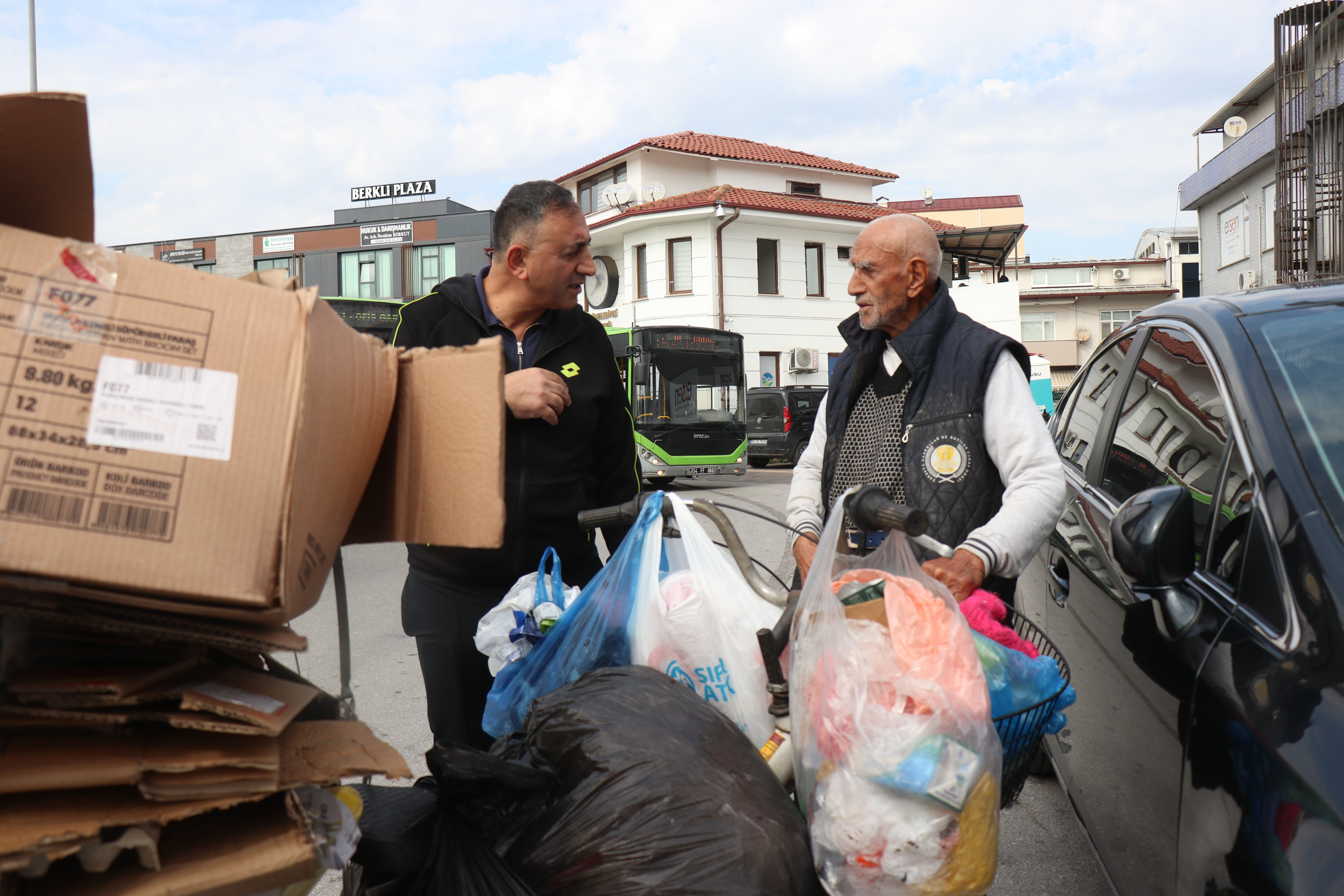 Muharrem İnce "Açlık ve yoksulluk" diye paylaşmıştı! Yaşlı adamla ilgili gerçek bambaşka çıktı Muharrem İnce "Açlık ve yoksulluk" diye paylaştı, yaşlı adamla ilgili gerçek bambaşka çıktı - 4. Resim