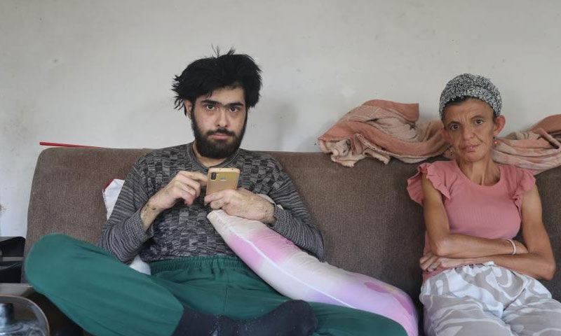 Ne duş alıyor ne tırnaklarını kesiyor… Telefon bağımlısı gencin eski hali ortaya çıktı - 6. Resim