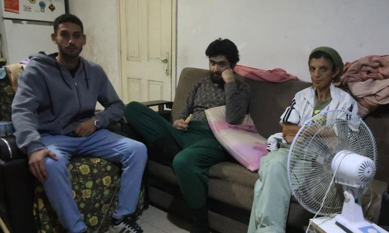 Ne duş alıyor ne tırnaklarını kesiyor… Telefon bağımlısı gencin eski hali ortaya çıktı - 5. Resim