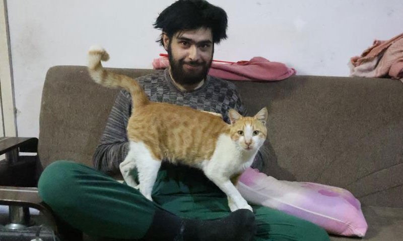 Ne duş alıyor ne tırnaklarını kesiyor… Telefon bağımlısı gencin eski hali ortaya çıktı - 3. Resim