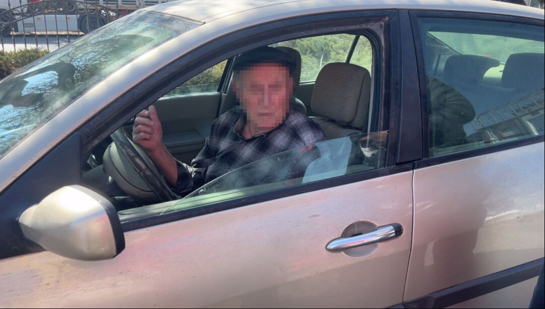 Ters yöne girip zincirleme kazaya neden oldu! Savunması pes dedirtti Ters yöne girip zincirleme kazaya neden oldu! Savunması pes dedirtti - 1. Resim