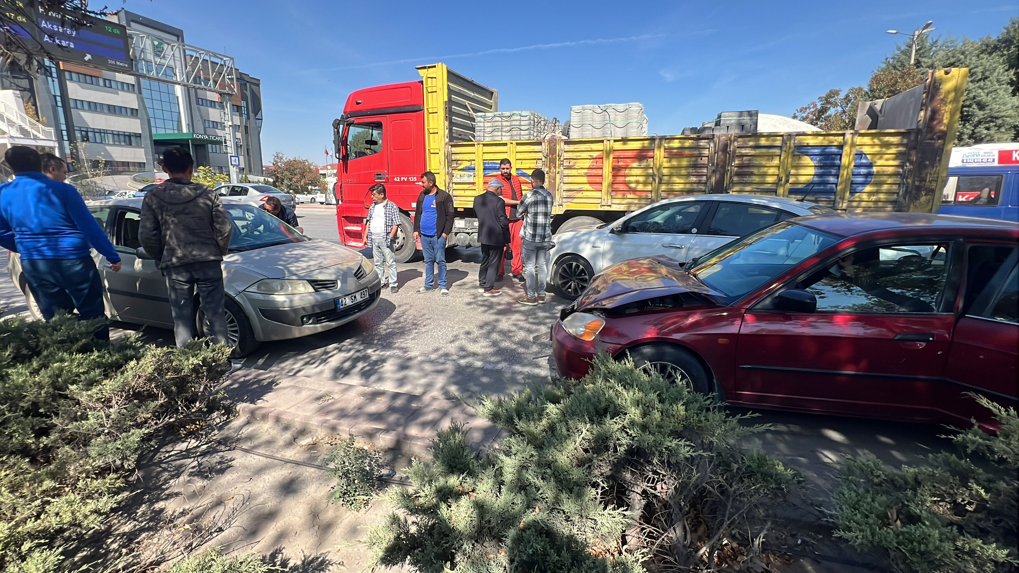 Ters yöne girip zincirleme kazaya neden oldu! Savunması pes dedirtti Ters yöne girip zincirleme kazaya neden oldu! Savunması pes dedirtti - 2. Resim