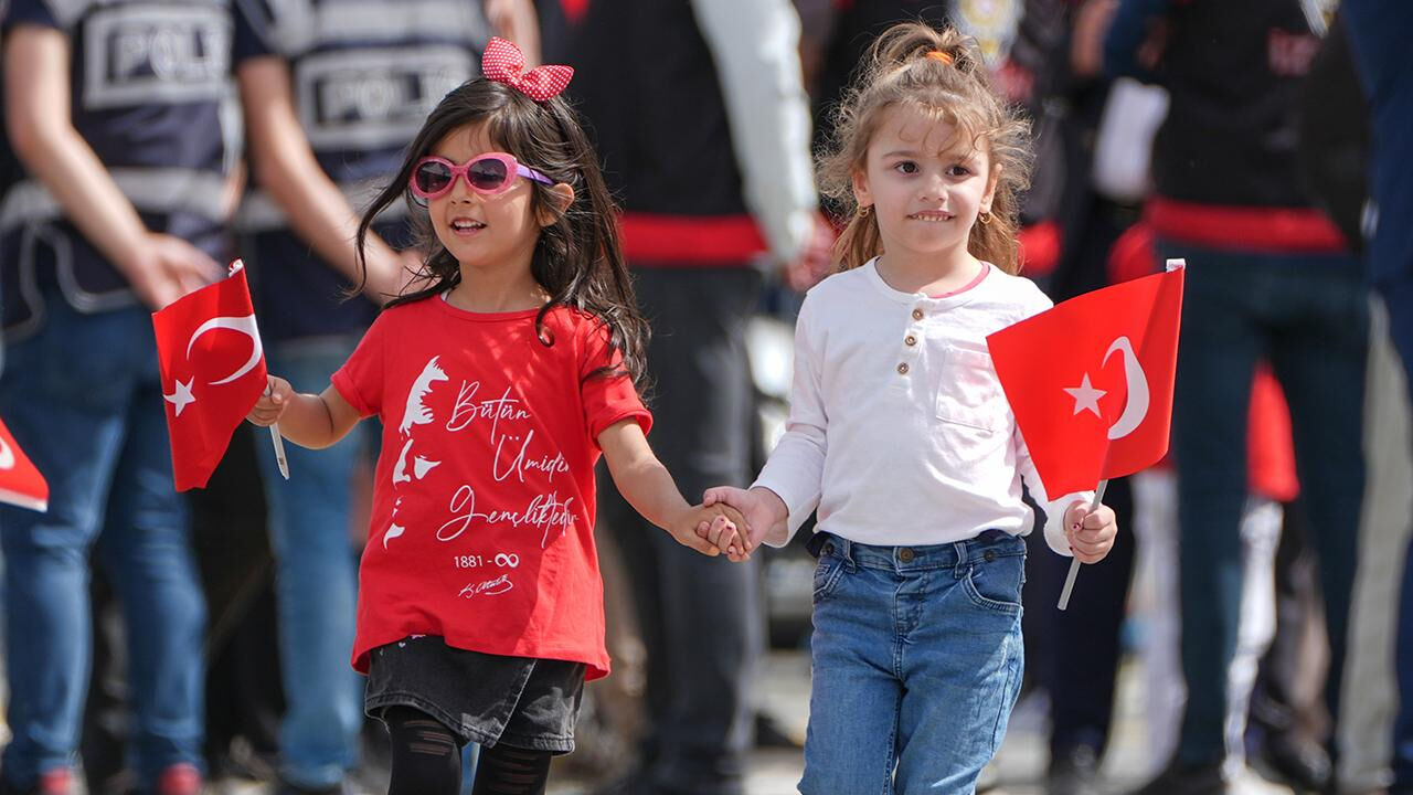 28 Ekim yarım gün mü, resmi tatil mi, 28 Ekim'de okullar tatil olacak mı? 2025 Resmi Tatil Takvimi - 3. Resim