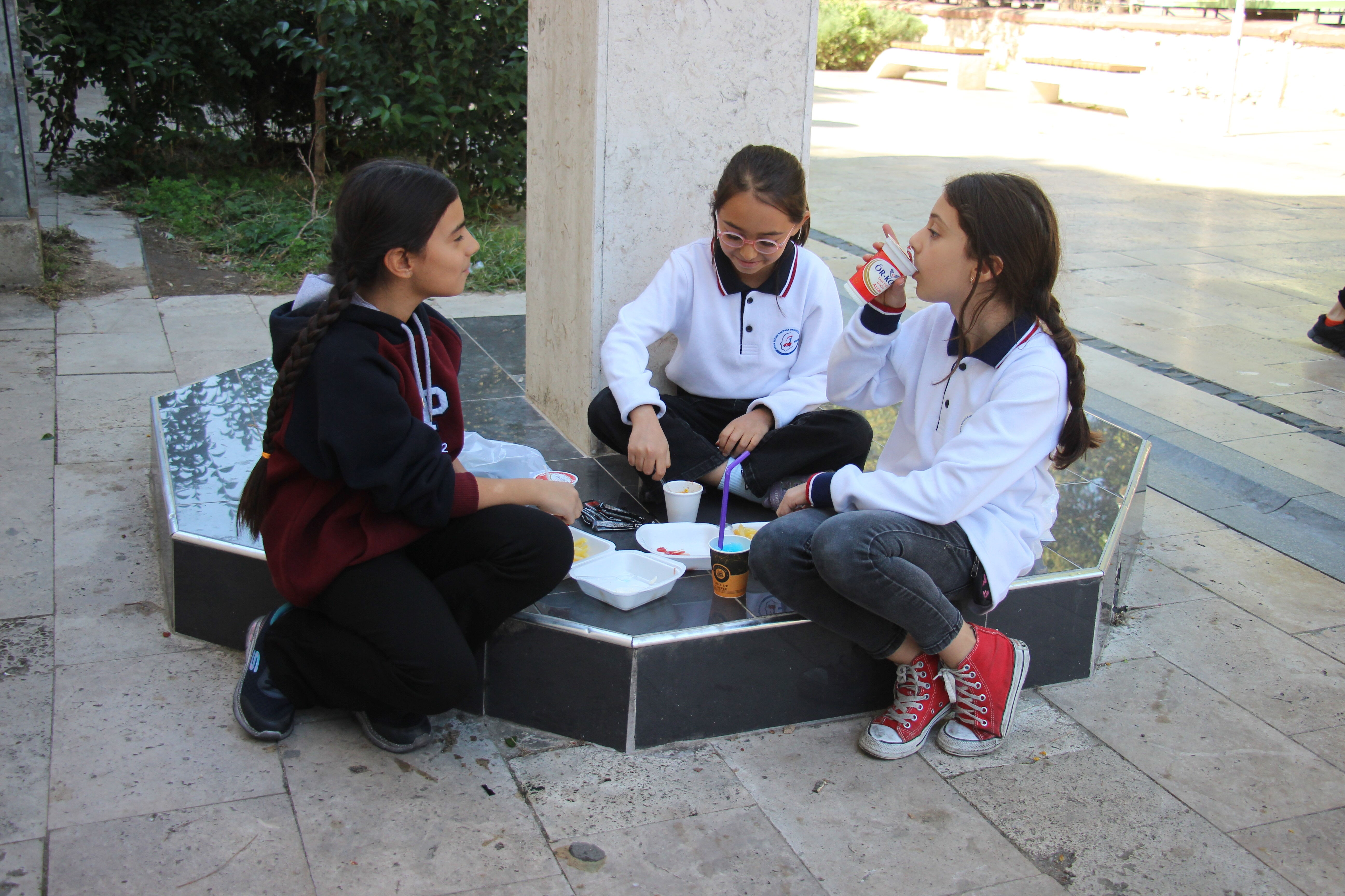 Aydın'da tepki çeken manzara! Ücretli yemek almayan öğrenciler sokağa çıkartıldı - 3. Resim