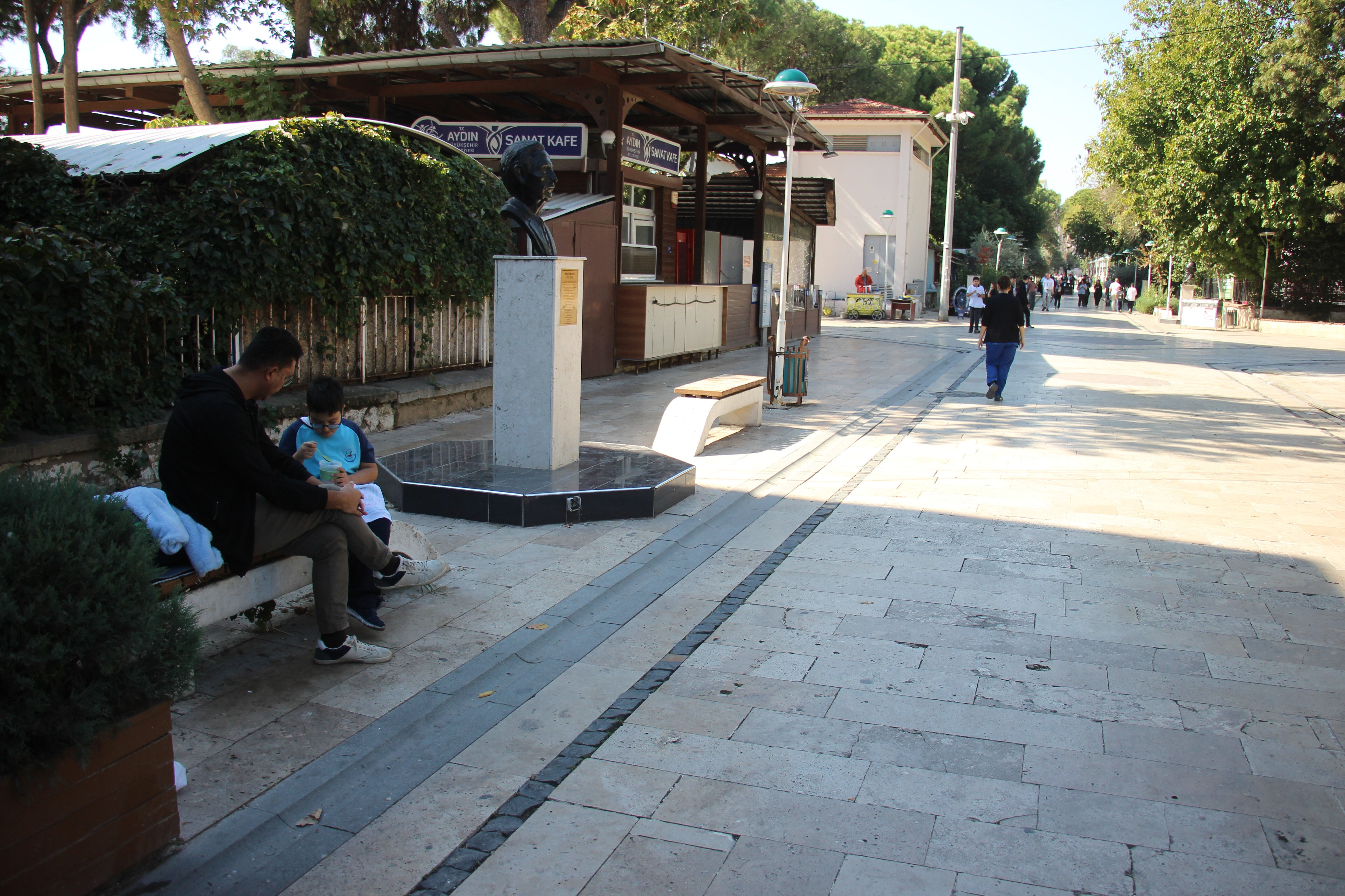 Aydın'da tepki çeken manzara! Ücretli yemek almayan öğrenciler sokağa çıkartıldı - 2. Resim