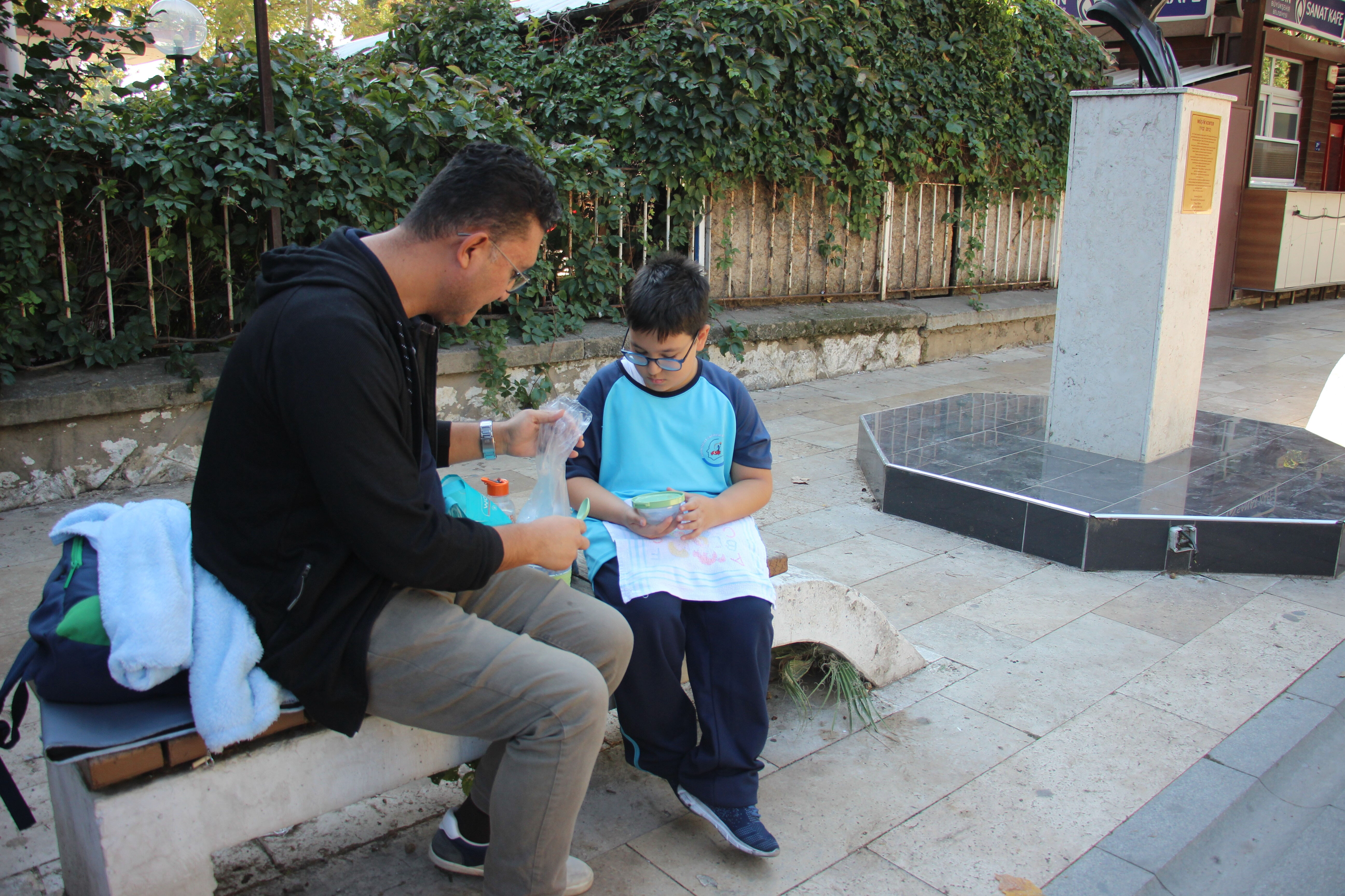 Aydın'da tepki çeken manzara! Ücretli yemek almayan öğrenciler sokağa çıkartıldı - 1. Resim