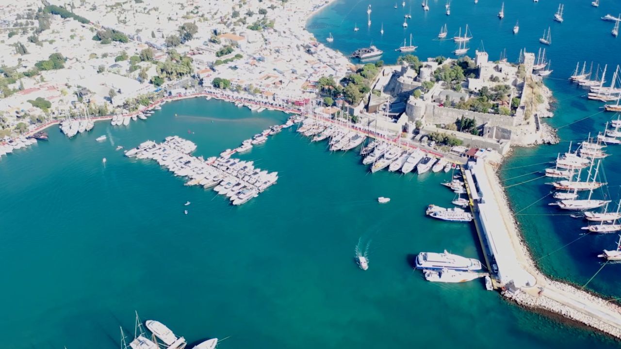 Bodrum Monaco’ya rakip oldu! Lüks tekneler limana demir attı Bodrum Monaco’ya rakip oldu! Lüks tekneler limana demir attı