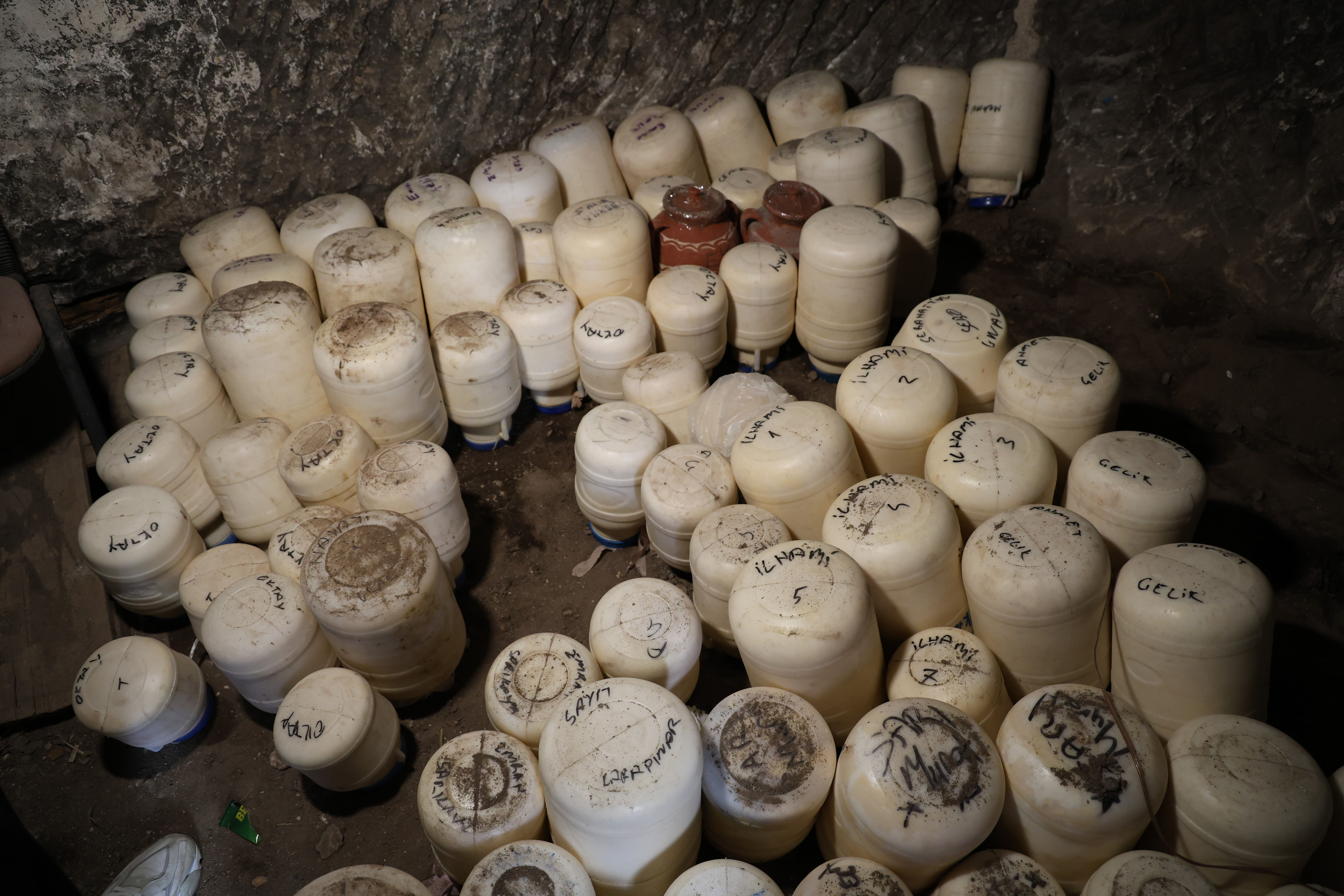 Bu otelde misafirler değil, peynirler kalıyor! Köylülerin sırrı ortaya çıktı - 2. Resim