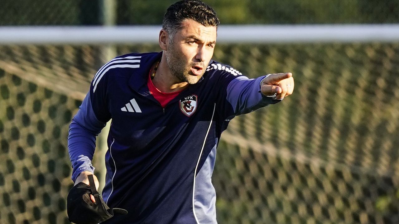 Burak Yılmaz'ın telefonuna sürpriz mesaj! Kim olduğunu canlı yayında açıkladı Burak Yılmaz'ın telefonuna sürpriz mesaj! Kim olduğunu canlı yayında açıkladı