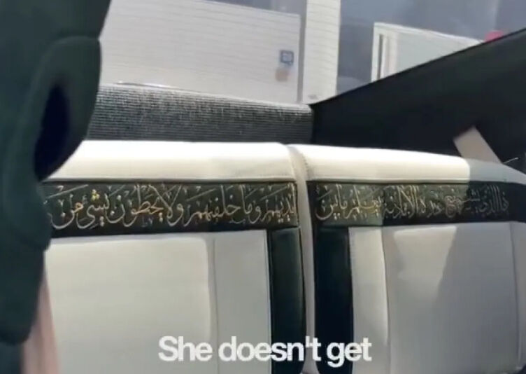 Dubai'de tasarlandı, gören bir daha baktı! Aracını Ayetel Kürsi işlemesiyle kapladı - 1. Resim