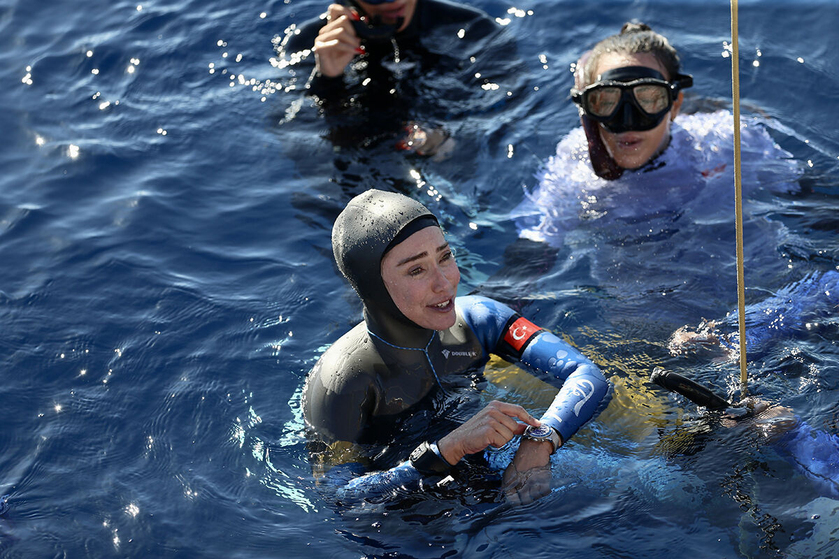 Gazze için nefesini tuttu: Şahika Ercümen'den Kaş'ta dünya rekoru Gazze için nefesini tuttu: Şahika Ercümen'den Kaş'ta dünya rekoru - 1. Resim