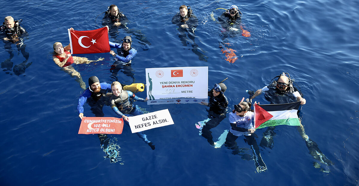Gazze için nefesini tuttu: Şahika Ercümen'den Kaş'ta dünya rekoru Gazze için nefesini tuttu: Şahika Ercümen'den Kaş'ta dünya rekoru - 3. Resim