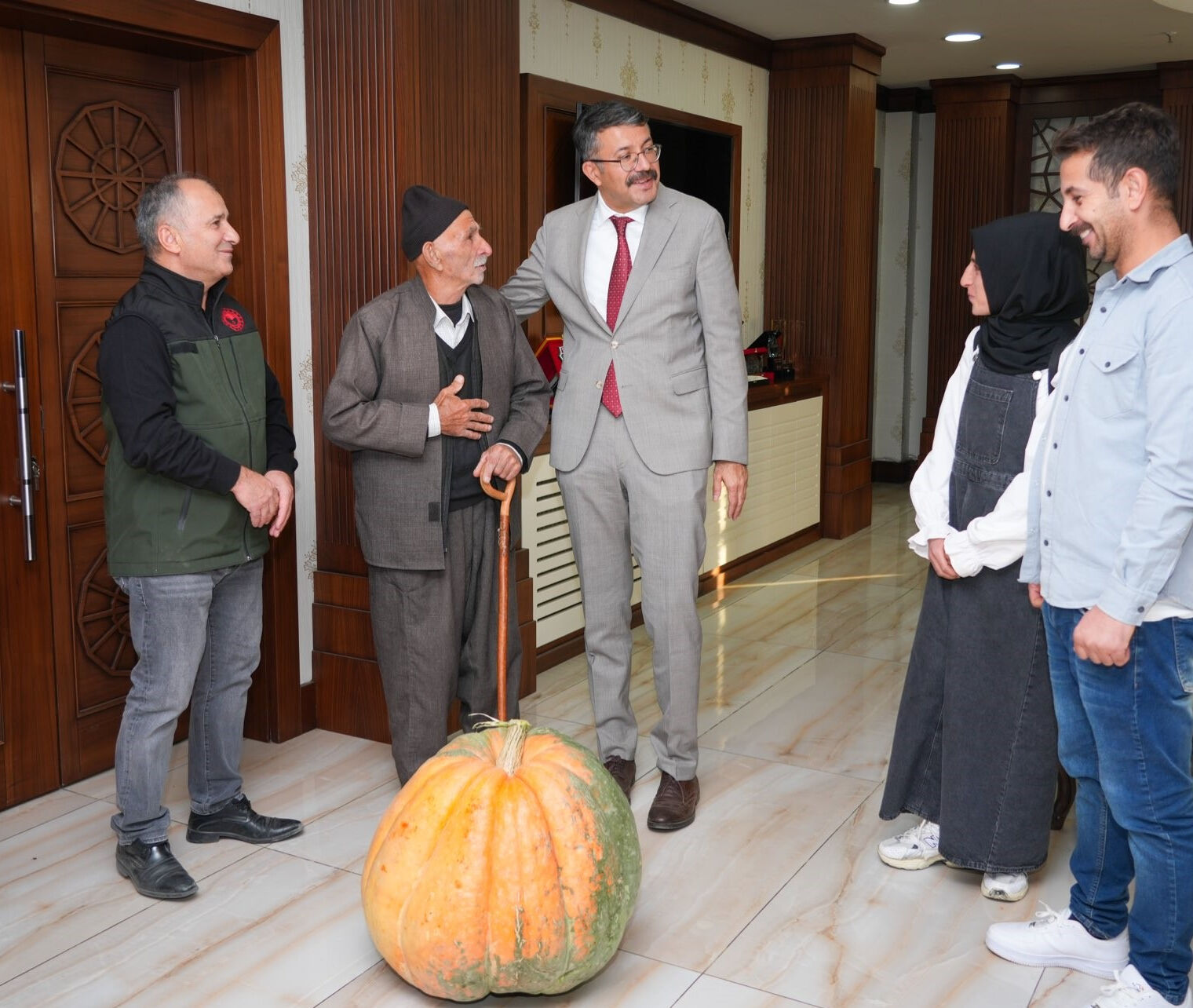 Hakkari'deki bal kabağı, görenleri şaşkına çevirdi: Türkiye'nin en büyüğü! Hakkari'deki bal kabağı, görenleri şaşkına çevirdi: Ülkenin en büyüğü! - 2. Resim