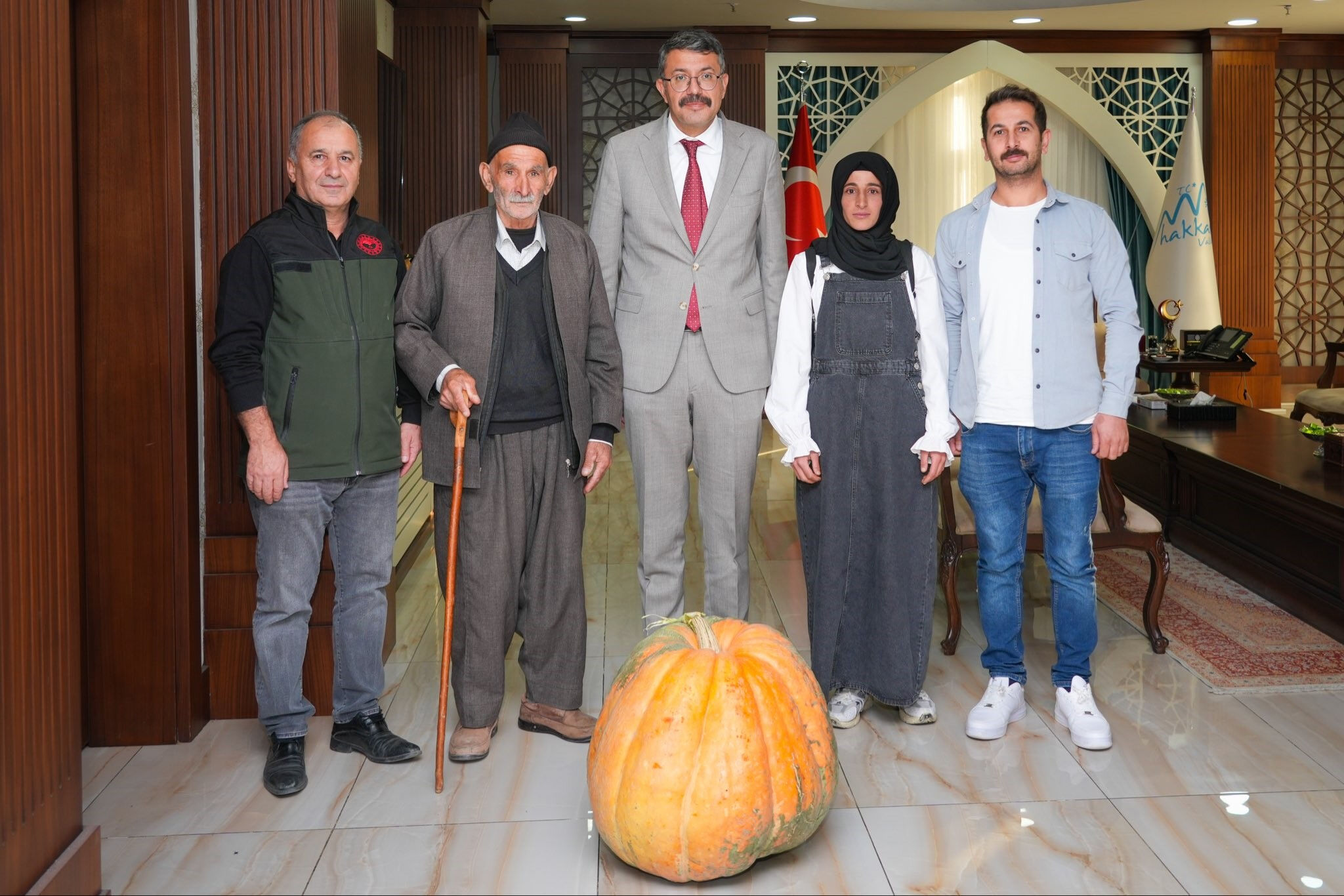 Hakkari'deki bal kabağı, görenleri şaşkına çevirdi: Türkiye'nin en büyüğü! Hakkari'deki bal kabağı, görenleri şaşkına çevirdi: Ülkenin en büyüğü! - 1. Resim