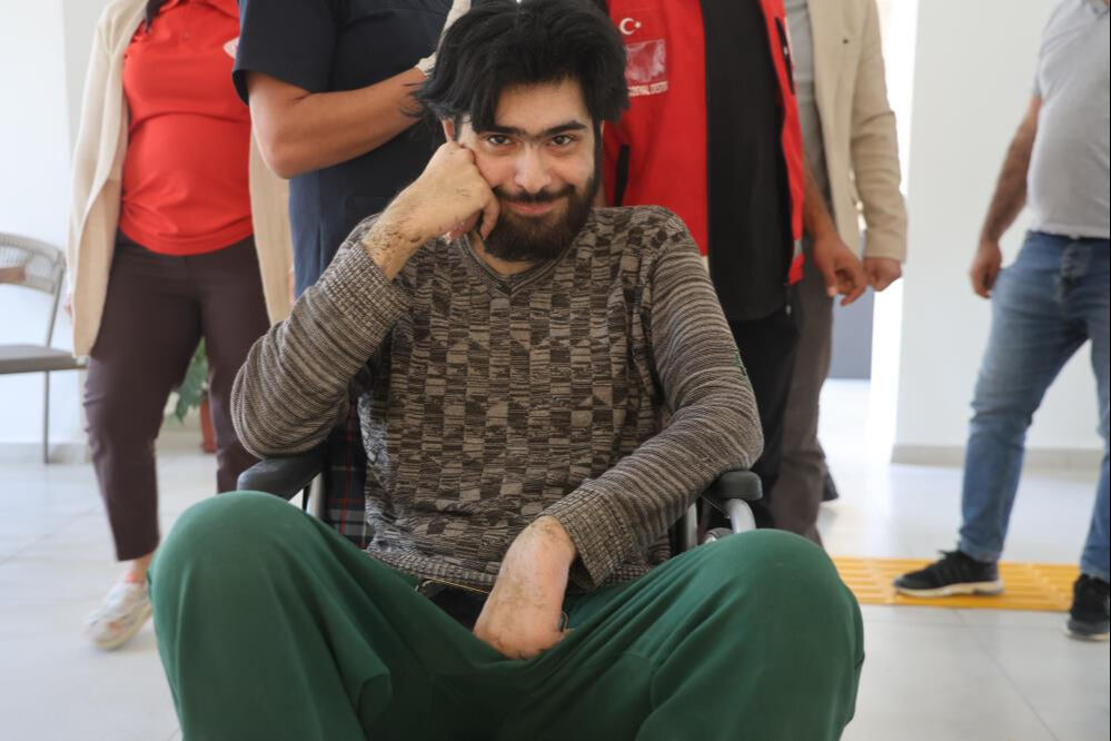 Hatay'da 3 yıldır evden çıkmayan depremzede Barış ikna edildi: Duş aldırıldı, tıraş ettirildi - 1. Resim