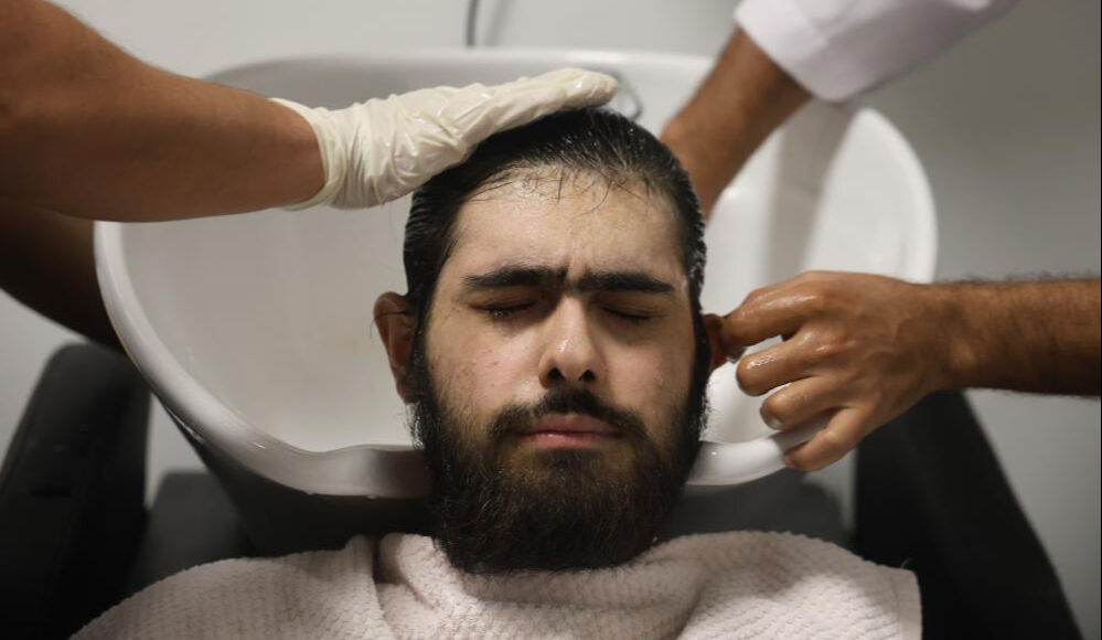 Hatay'da 3 yıldır evden çıkmayan depremzede Barış ikna edildi: Duş aldırıldı, tıraş ettirildi - 2. Resim