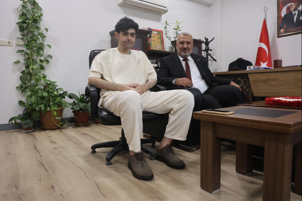 Hatay'da 3 yıldır evden çıkmayan depremzede Barış ikna edildi: Duş aldırıldı, tıraş ettirildi - 3. Resim