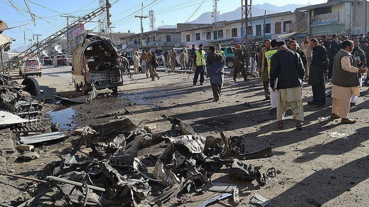 İntihar saldırısında çok sayıda ölü ve yaralı var! Pakistan'ı kan gölüne çevirdiler İntihar saldırısında çok sayıda ölü ve yaralı var! Pakistan'ı kan gölüne çevirdiler
