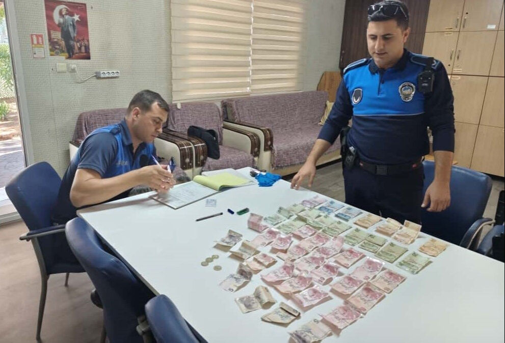 Mersin'de dilencilik yapan kadın yarım saatte 1032 lira topladı - 1. Resim