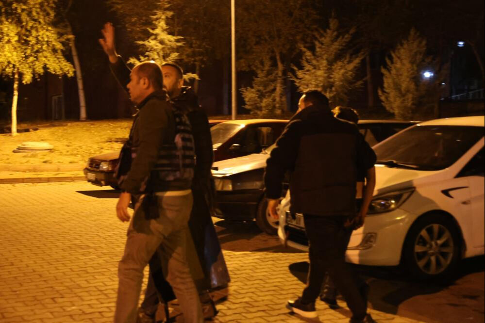 Polise saksı fırlattı, pencerede yastık yaktı! Kayınbabasını bıçaklayan genç dehşet saçtı - 1. Resim