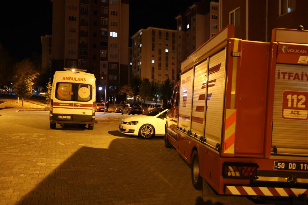 Polise saksı fırlattı, pencerede yastık yaktı! Kayınbabasını bıçaklayan genç dehşet saçtı - 2. Resim