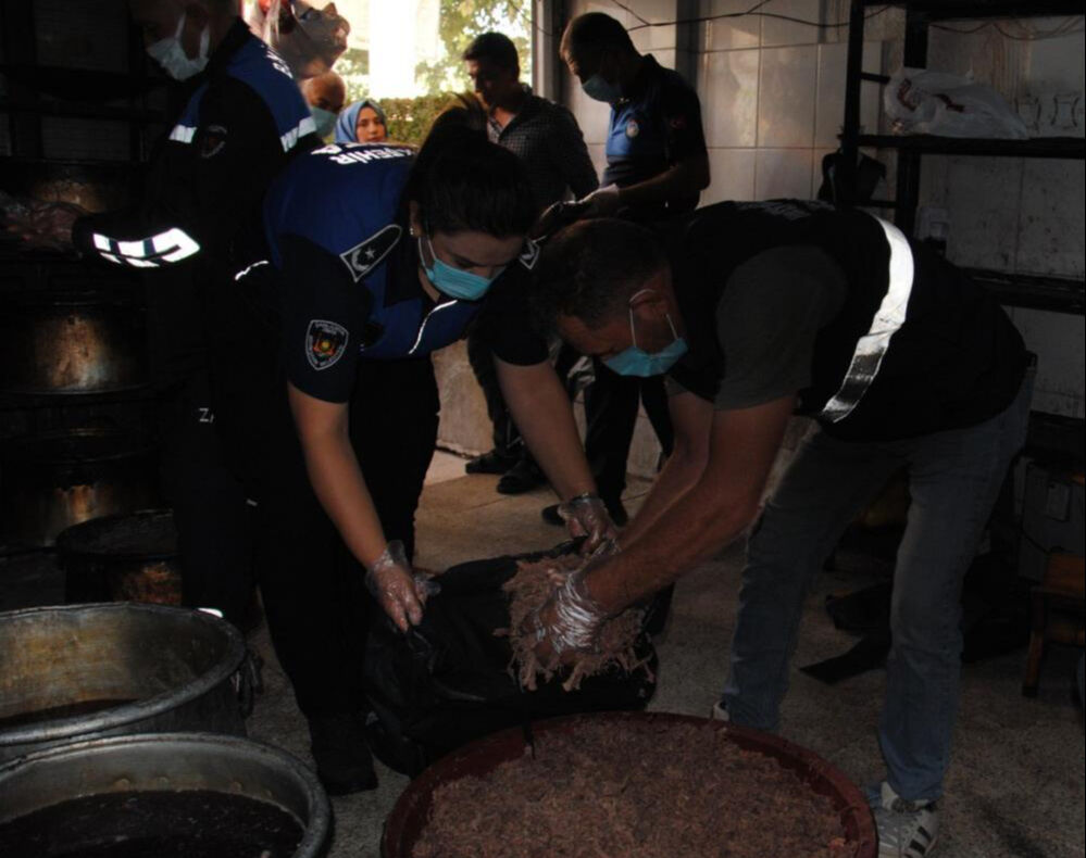 Şanlıurfa'da 1 ton bozuk ve kokmuş et geçirildi! Lokantalara satılacaktı - 1. Resim