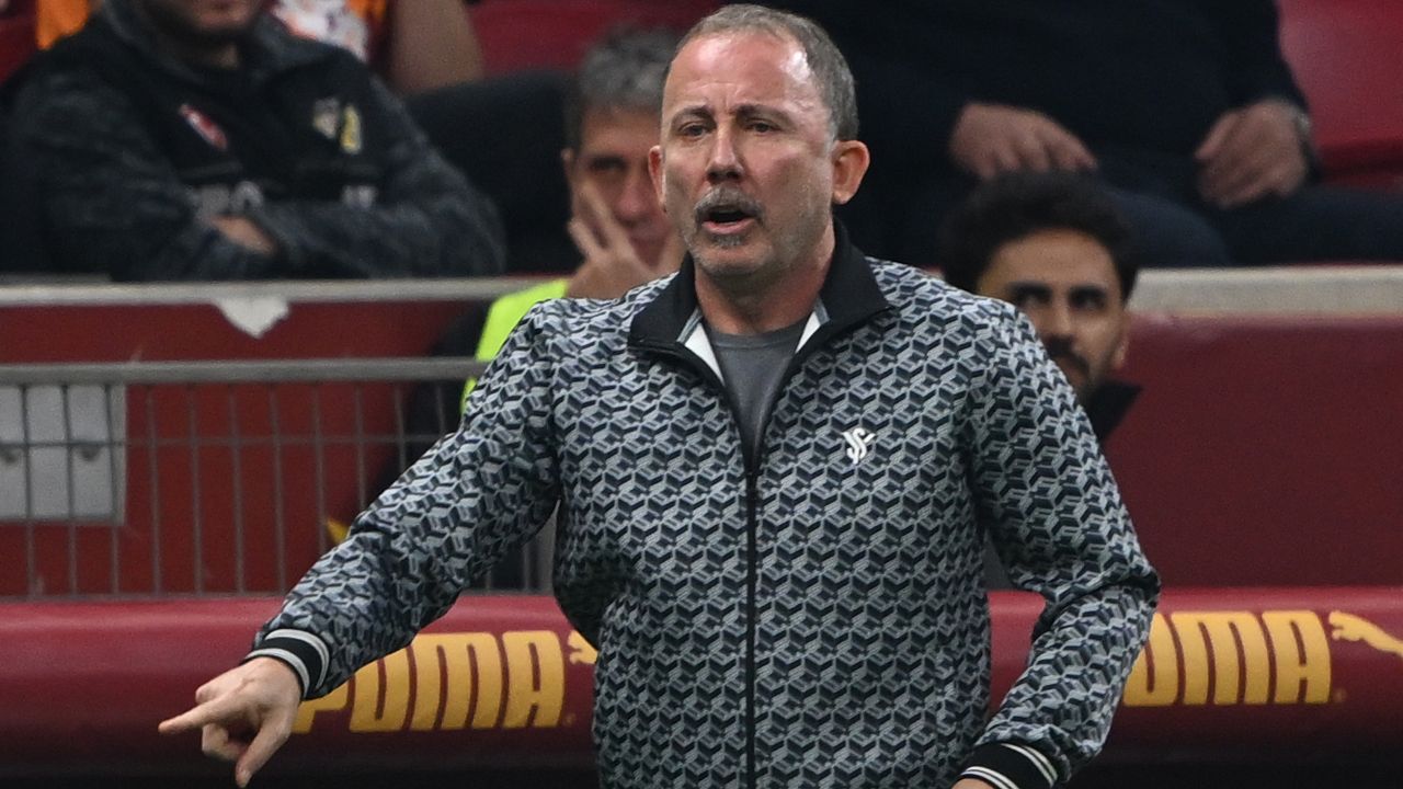 Sergen Yalçın'dan 'kaptanlık' kararı: Yıldız futbolcuya özel görev Sergen Yalçın'dan 'kaptanlık' kararı: Yıldız futbolcuya özel görev