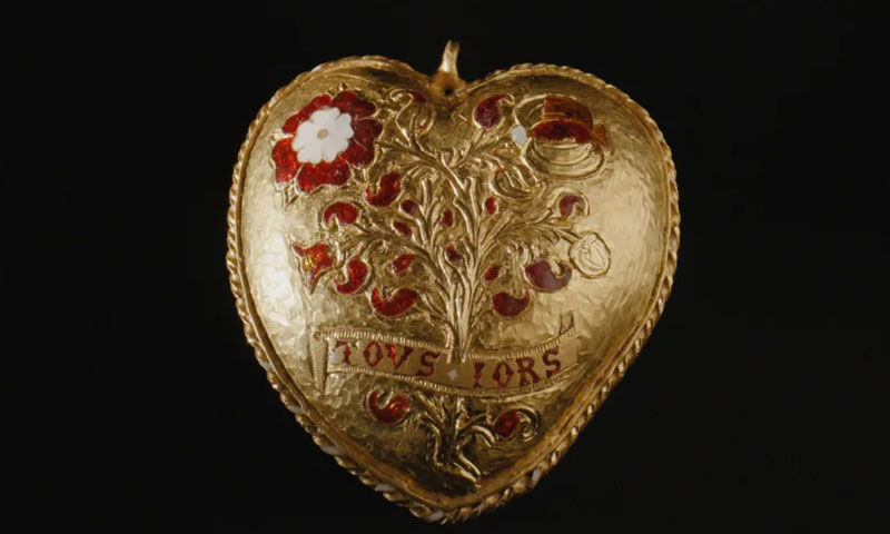 Tarlada yürüyüşe çıkan adam, 4,6 milyon dolarlık tarihi hazine buldu Tarlada yürüyüşe çıkan adam, 4,6 milyon dolarlık tarihi hazine buldu - 1. Resim