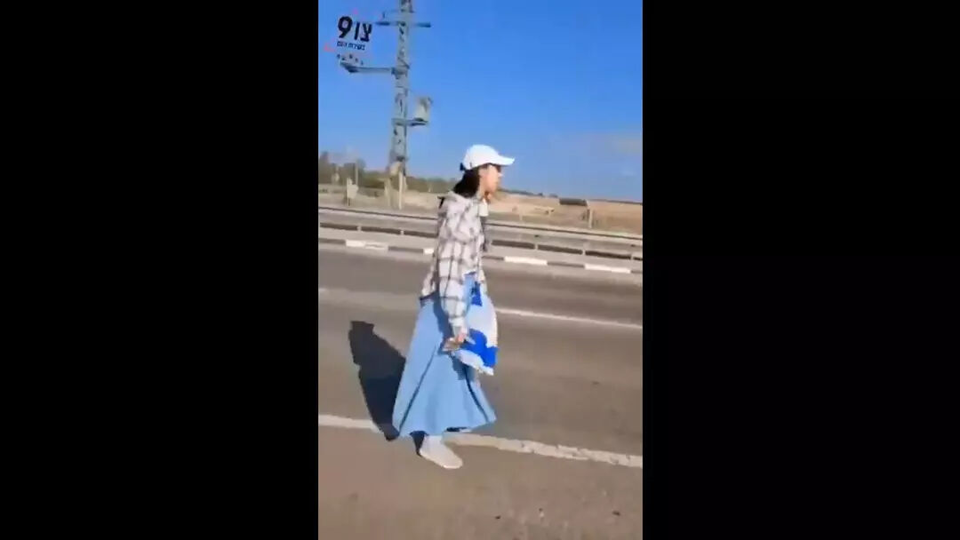 Utanç verici eylem! Gazze’ye giden yardımı durdurmak için bebekleri tırların önüne koydular - 3. Resim