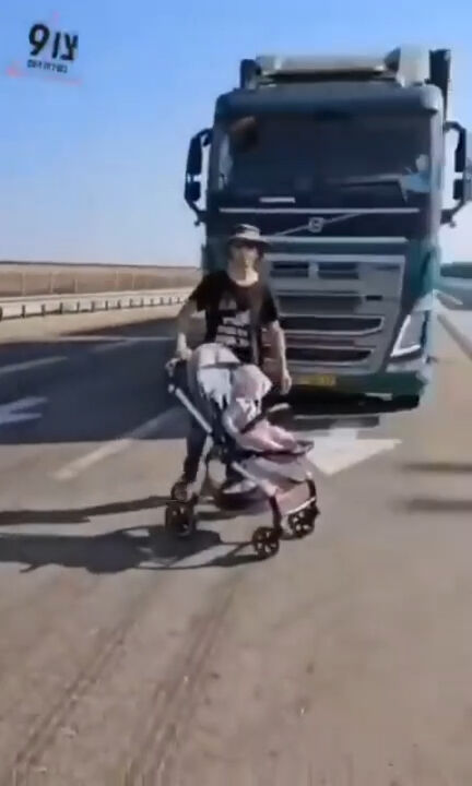 Utanç verici eylem! Gazze’ye giden yardımı durdurmak için bebekleri tırların önüne koydular - 2. Resim